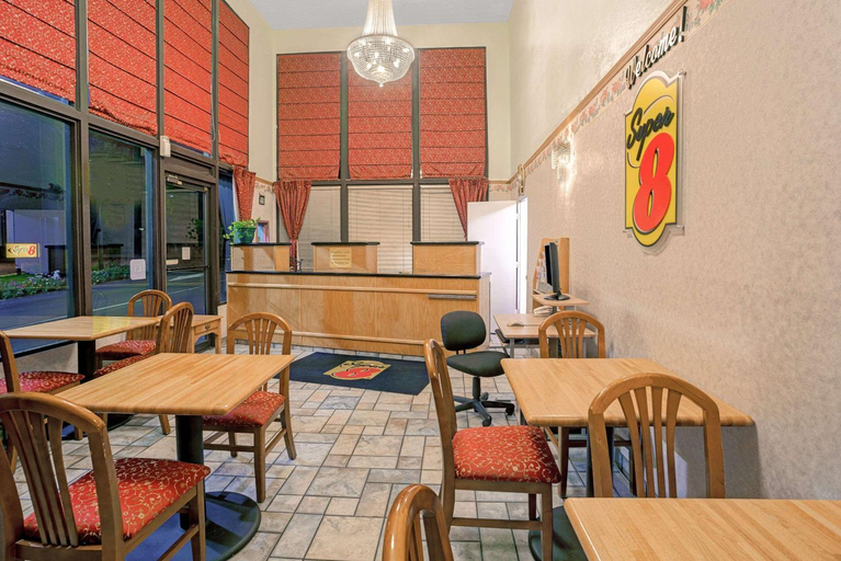 Food & Drinks 5, Super 8 By Wyndham Yreka, Siskiyou