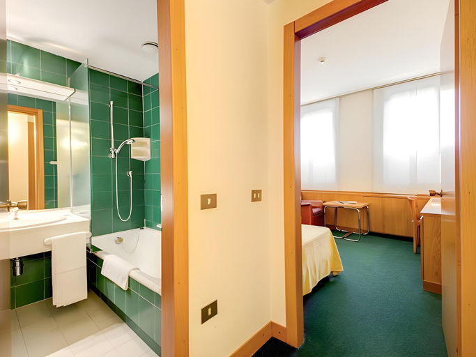 Bathroom 7