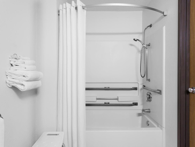 Bathroom 4, Super 8 by Wyndham Dumfries/Quantico, Prince William