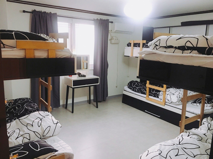 Bedroom 4, Lux Guesthouse, Mapo