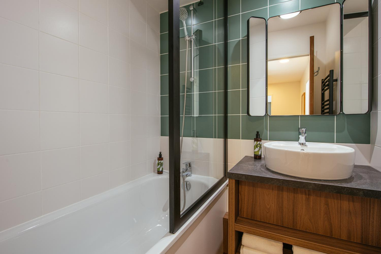 Bathroom 5, Aparthotel Adagio Paris Buttes Chaumont, Paris