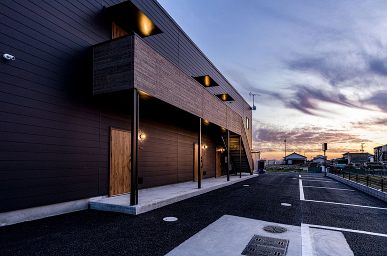 Exterior & Views