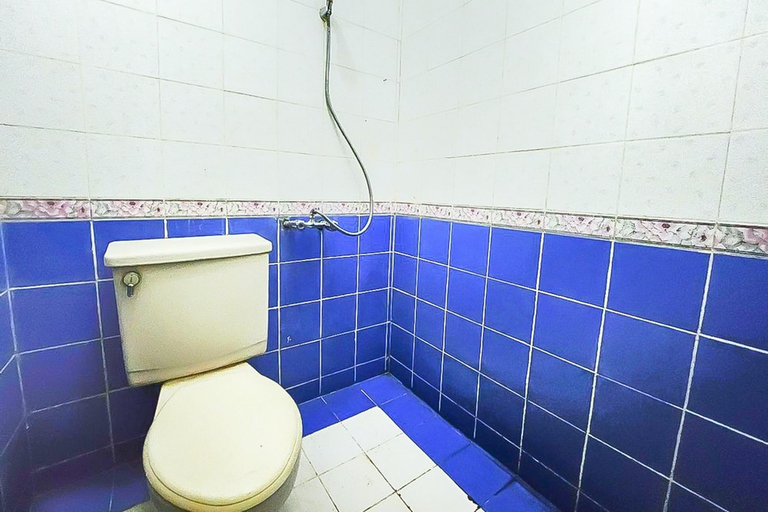 Bathroom, RedDoorz near Pasar Cipanas, Cianjur