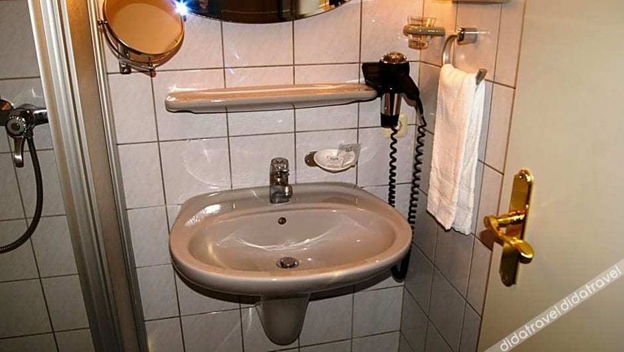 Bathroom 3, Hotel Deutsches Haus, Lippe