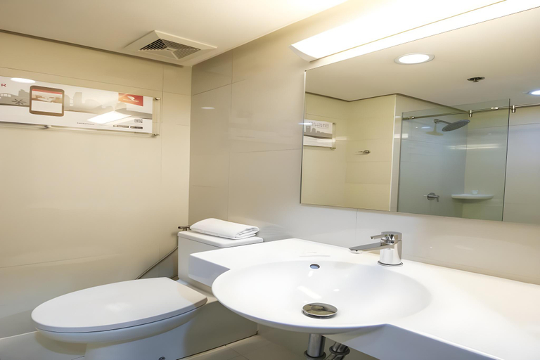 Bathroom 4, Red Planet Makati Avenue, Makati City