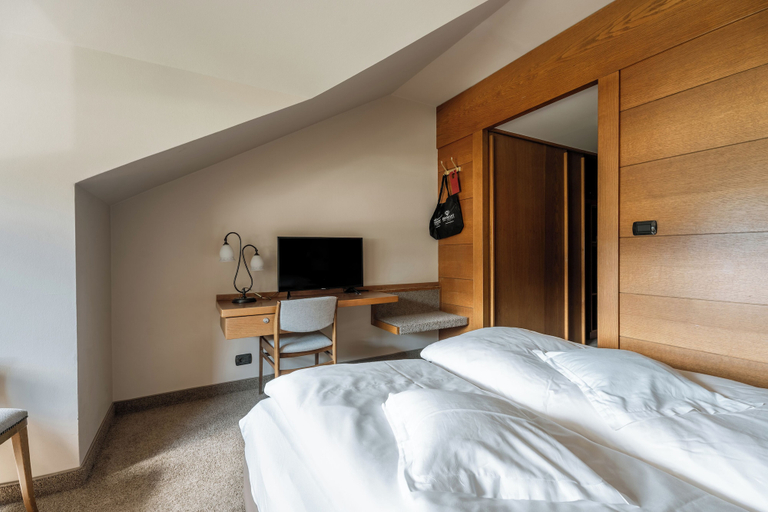 Bedroom 2, Dominik Alpine City Wellness Hotel, Bolzano