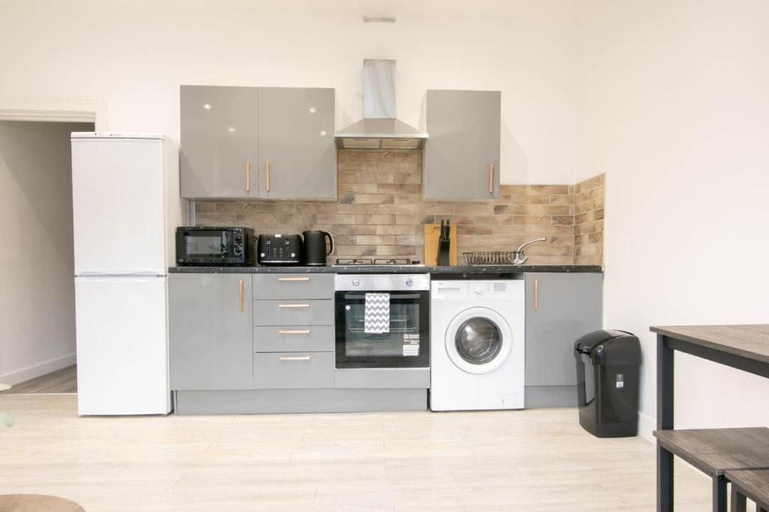 Others 2, Cosy 3 Bed Flat in Southsea, Portsmouth