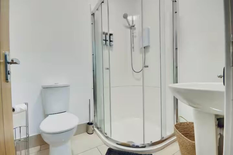 Bathroom, Central Versatile Studio, Portsmouth