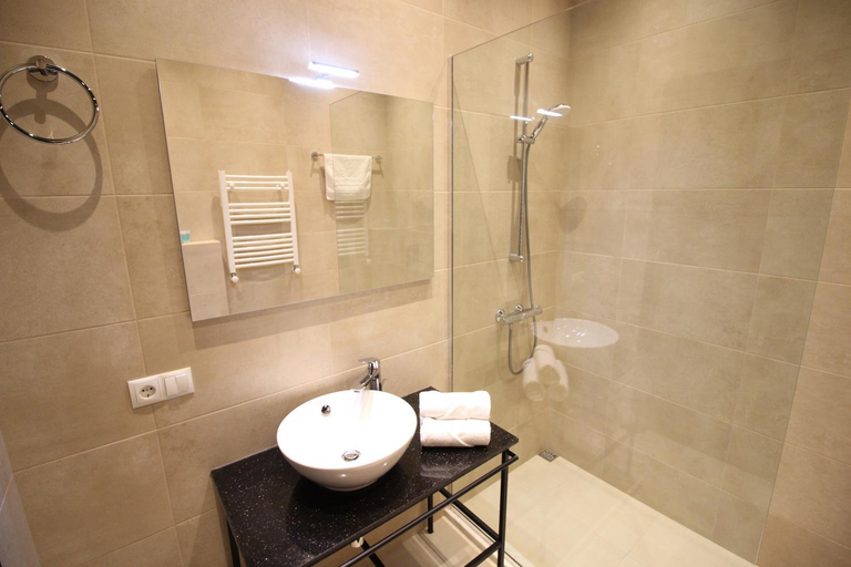 Bathroom 3, Maxela Apartments, Tbilisi
