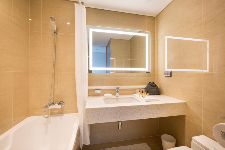 Bathroom 3, Hotel Central Bay, Suyeong