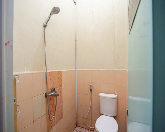 Bathroom, RedDoorz near Universitas Muhammadiyah Pringsewu, Tanggamus