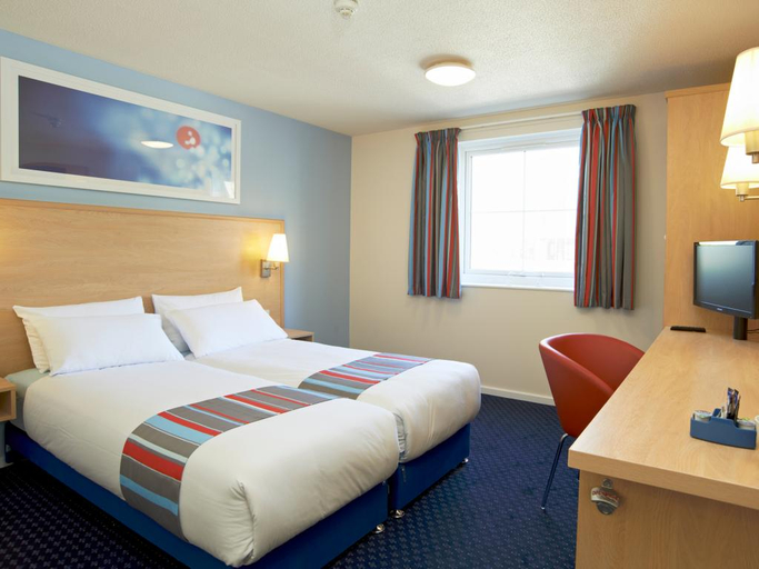 Bedroom 5, Travelodge Alcester, Warwickshire