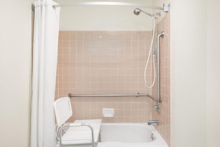 Bathroom 4, Super 8 Anniston, Calhoun