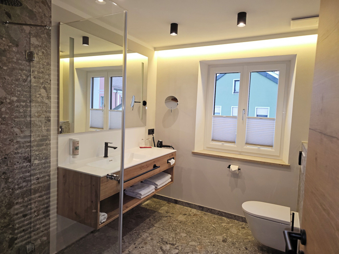 Bathroom 5, Stieglers - Restaurant Hotel Biergarten, Landshut