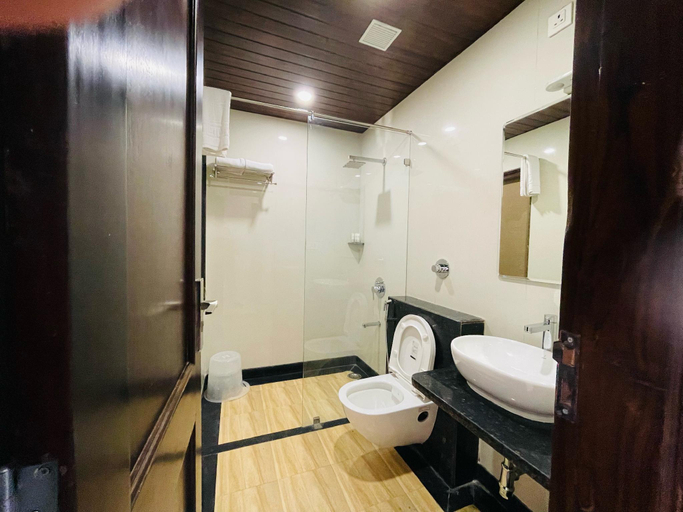 Bathroom 4, clover inn, Udaipur