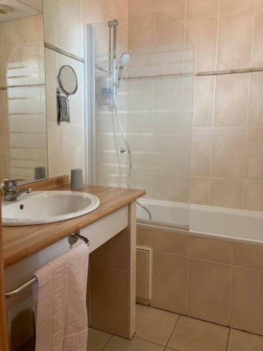 Bathroom 4, Le Boïate, Gironde