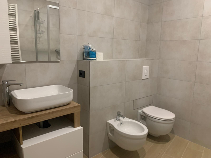 Bathroom 3, Victoria Studio 1, Como