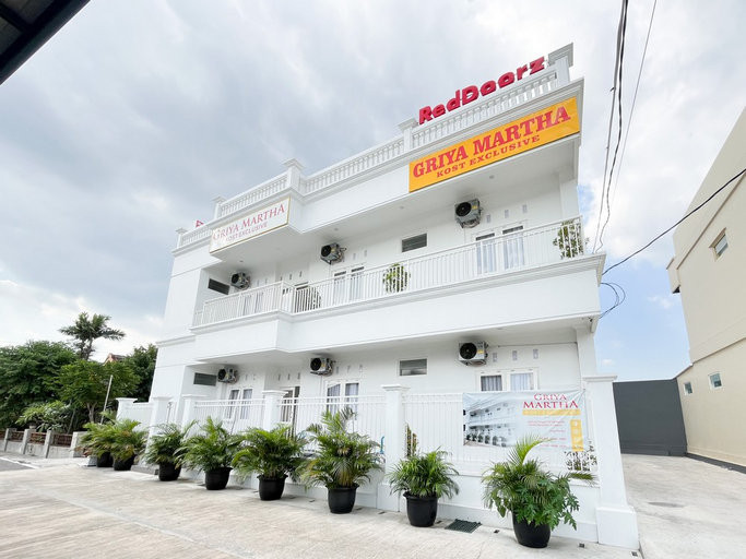 Exterior & Views 2, RedDoorz @ Griya Martha Sumber Solo, Solo