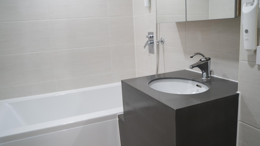 Bathroom 5, Marinabay Sokcho, Sokcho