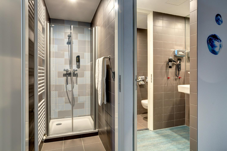 Bathroom 4, Meininger Hotel Amsterdam Amstel, Amsterdam