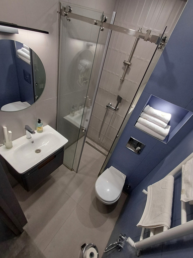 Bathroom 3, Old Avenue Hotel