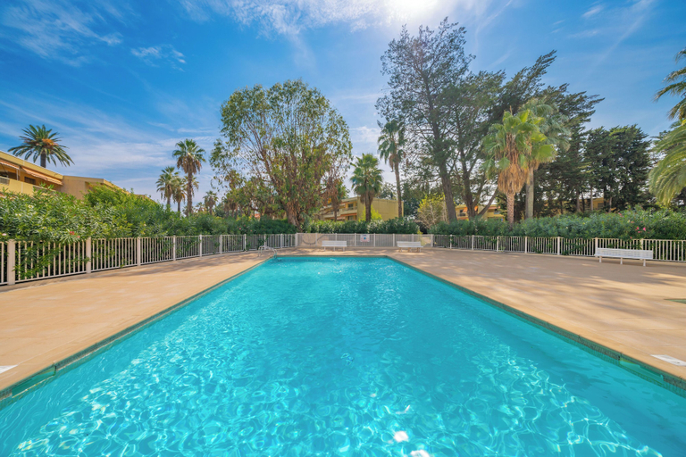 Sport & Beauty 4, Les 15 Pins & La Mer - Riviera Escape Apartments with Pool & Garden, Alpes-Maritimes