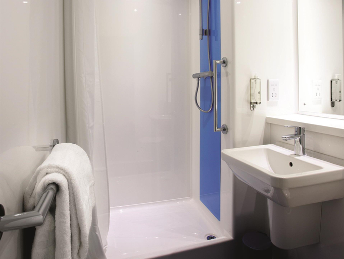 Bathroom 3, Travelodge Shrewsbury Battlefield, Shropshire