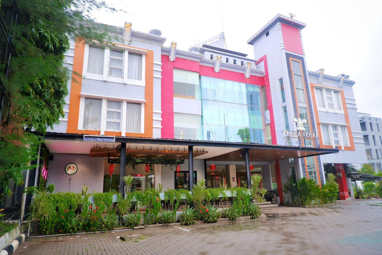 Exterior & Views