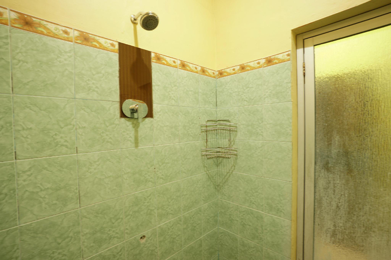 Bathroom 3, Orange Hotel, West Manggarai