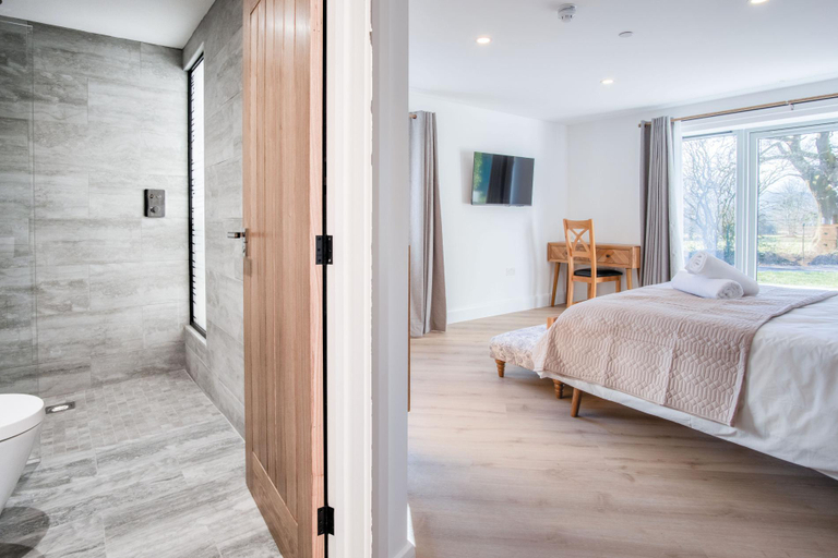 Bedroom 2, Suite 9 - Sleeping Giant Hotel - Pen Y Cae Inn, Powys