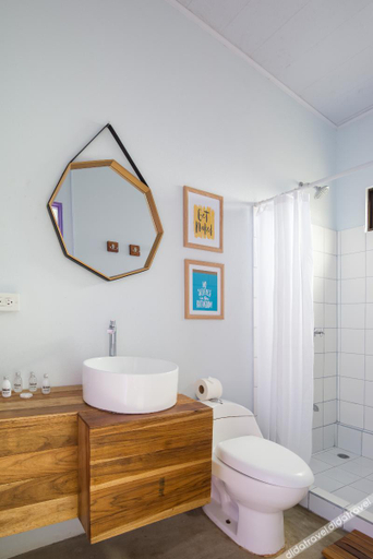 Bathroom, Socialtel Jaco, Garabito