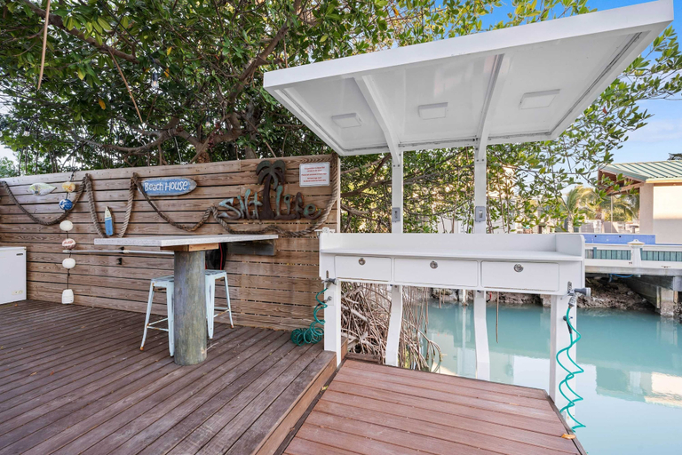 Room 5, Luxury Waterfront Oasis w Heated Pool and 50 Dock, Monroe