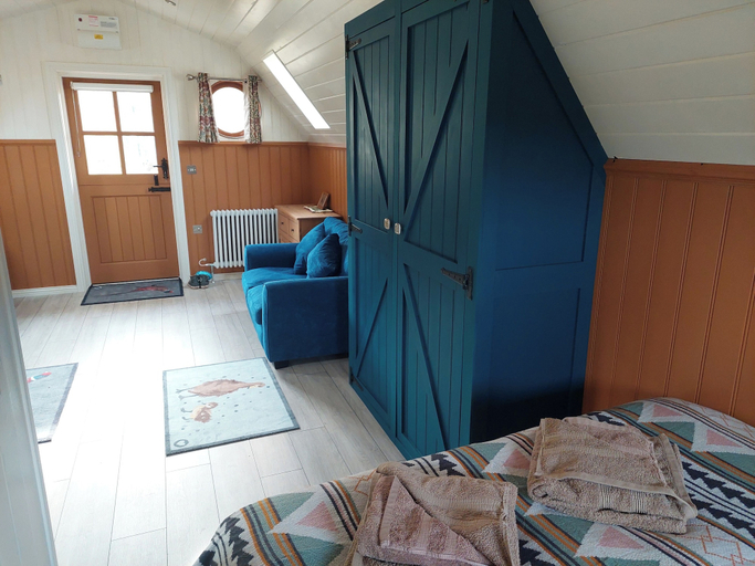 Room 4, Cosy Countryside Cabin - Sleeps 2, Parking & Farm, Aberdeenshire