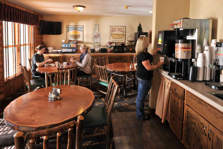 Food & Drinks 4, Boarders Inn & Suites by Cobblestone Hotels – Waukon, Allamakee