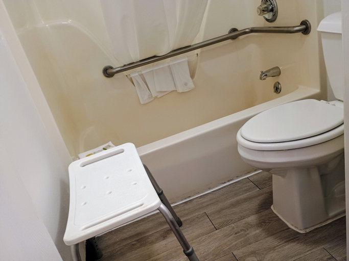 Bathroom 5, Howard Johnson by Wyndham Branson Theatre District, Taney