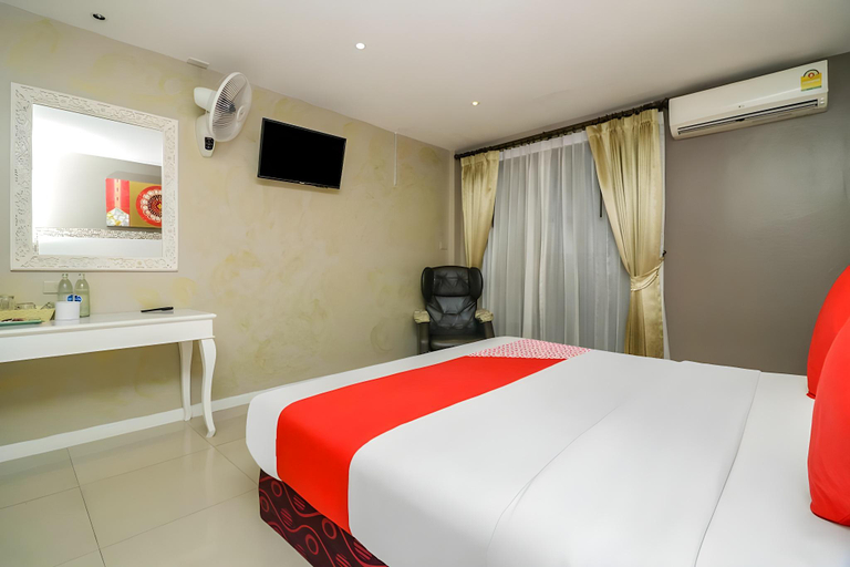 Bedroom 2, Natural Beach Hotel Pattaya, Pattaya