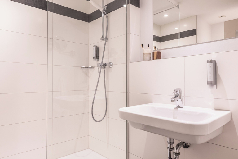 Bathroom 4, Garner Hotel MAINZ by IHG, Mainz