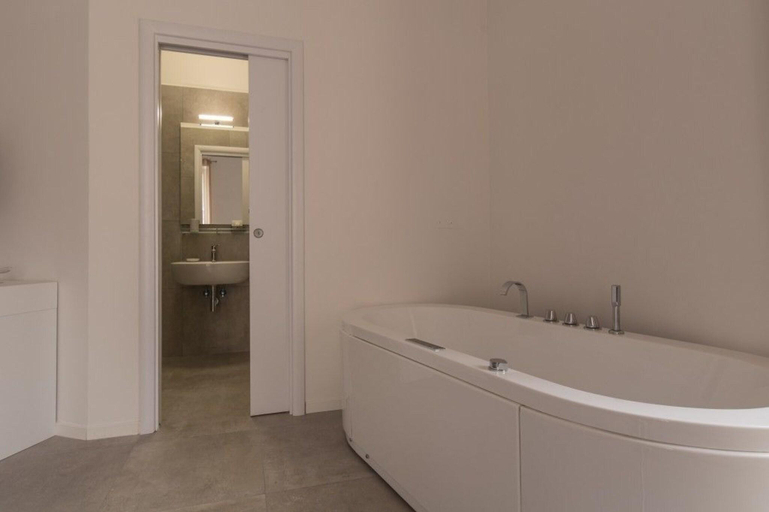 Bathroom 5, B&B Napoli Centro, Napoli