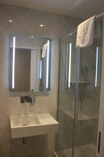 Bathroom 3, Victoria Studios, London