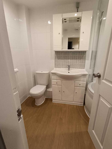 Bathroom 3, Stunning Townhouse: Your Spacious Retreat for 8, Sheffield