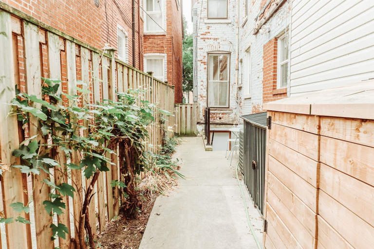 Others 4, Charming Family House 3 Bdr with Balcony, Toronto