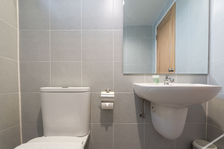 Bathroom 4, Barayan Place, Sattahip
