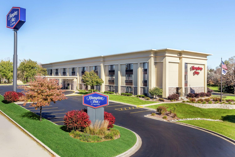 Exterior & Views 2, Hampton Inn Milwaukee-Airport, Milwaukee
