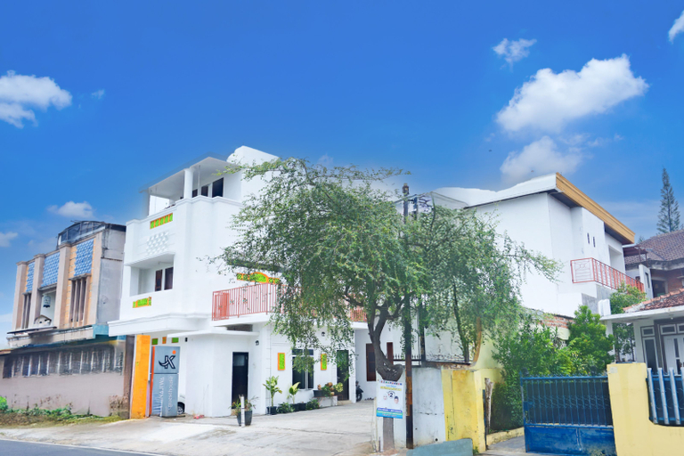 Exterior & Views