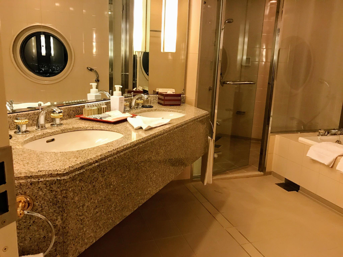 Bathroom, Yokohama Royal Park Hotel, Yokohama