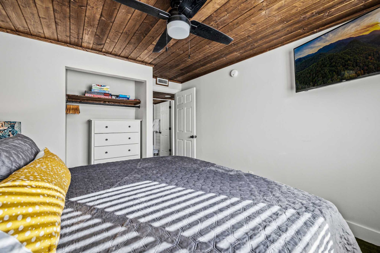 Room 2, Luxe Condo - Mountain Views - Pool Hot Tub Sauna, Sevier