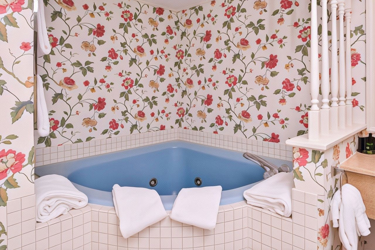 Bathroom 5, Graduate by Hilton State College, Centre
