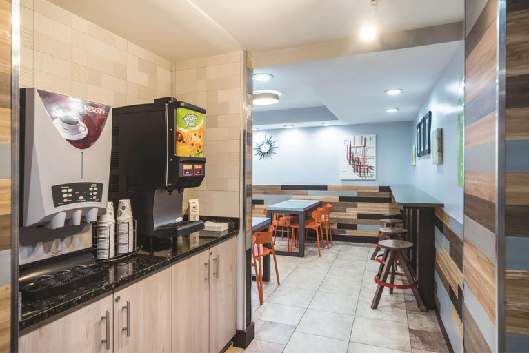 Food & Drinks 5, La Quinta Inn & Suites by Wyndham Brooklyn Downtown, New York