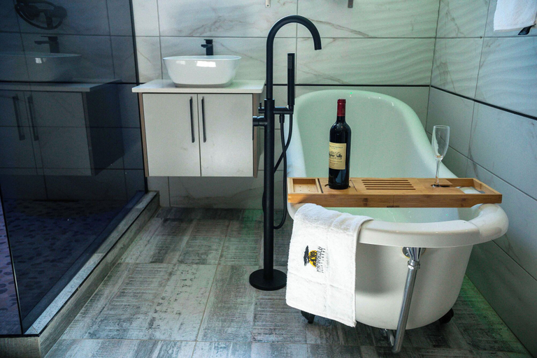 Bathroom 4, Nyamankulu Guest Lodge, Ehlanzeni