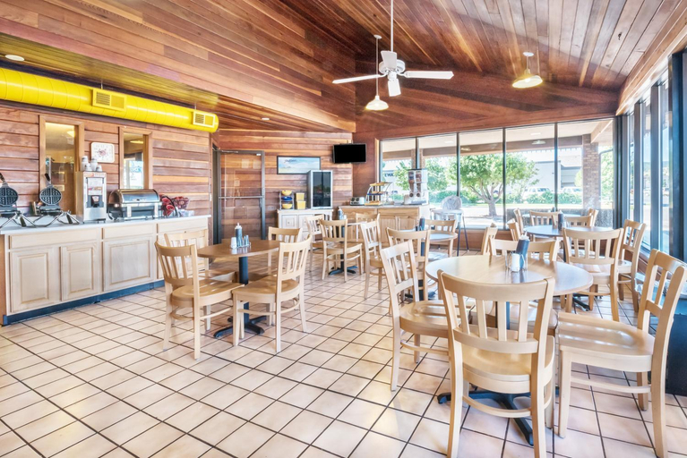 Food & Drinks 5, Days Inn by Wyndham Spearfish, Lawrence